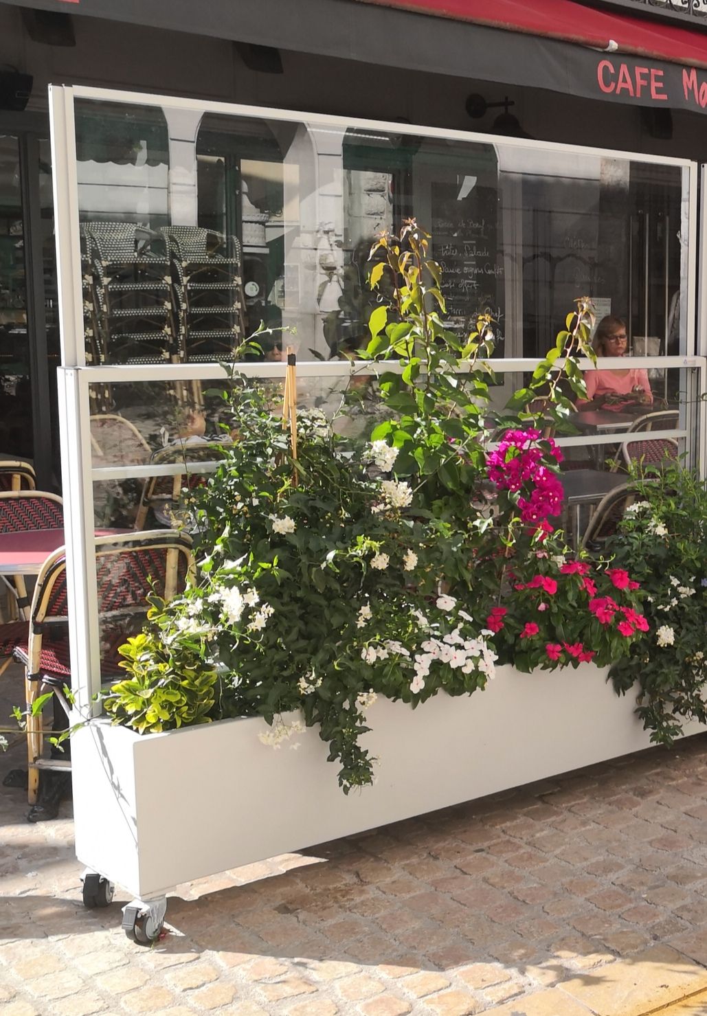 Structure avec paravent et bac jardinière design