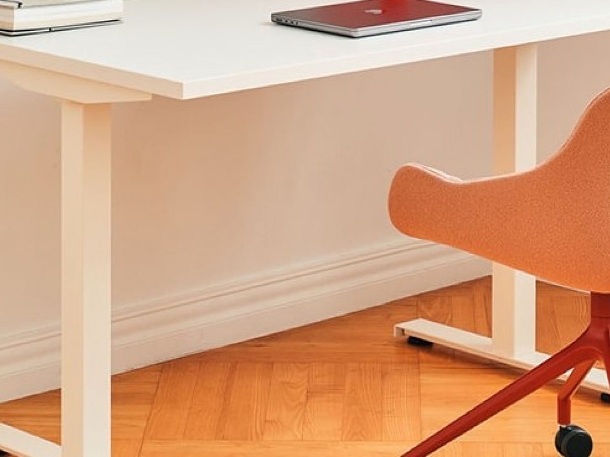 Bureau opératif simple et fonctionnel - OGI T - design élégant et personnalisable avec plateau mélaminé et système de gestion des câbles_6