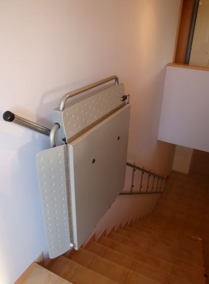 Plateforme monte escalier droit inclinée,  automatisée, plus puissante, plus solide, moins encombrante_6