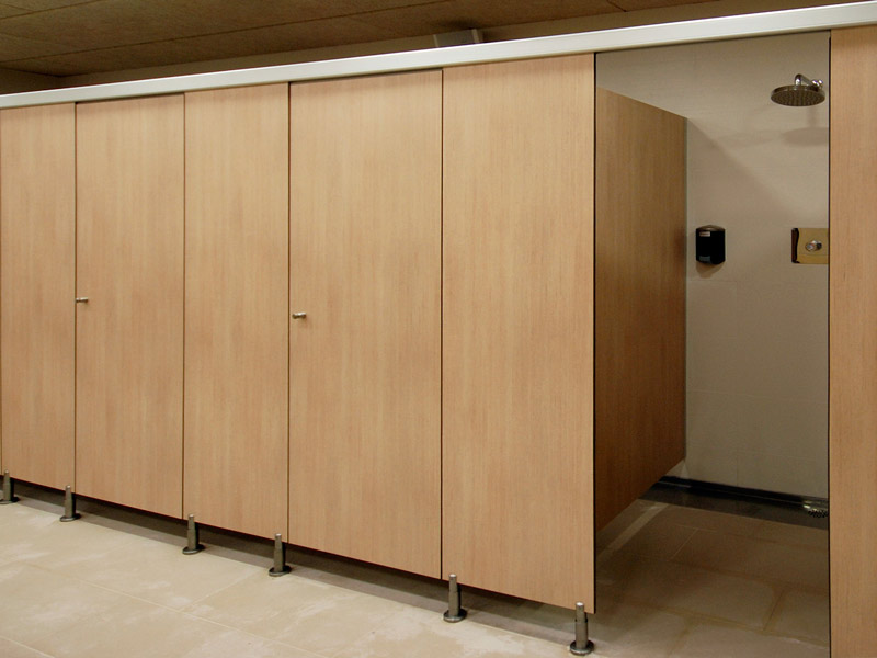 Cabine vestiaire adaptée aux doubles portes