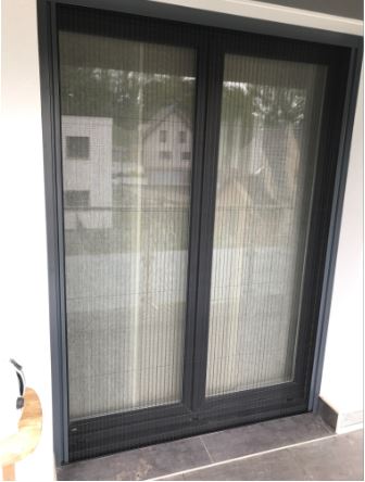 Moustiquaire plissée avec finition texturée disponible en plusieurs teintes