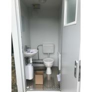 Sanitaire modulaire avec crochets de manipulation intégrés