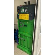 Presse à balles compacte V4 pour caisses bananes : optimiser l'espace en grande distribution._6