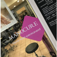 Lettrage adhésif sur vitrine, personnalisable et utilisable sur divers supports -Art & Com_6