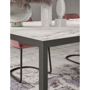 Bureau raffiné avec pieds en acier et plateau profilé en céramique