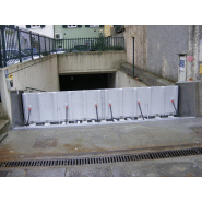 Barrière anti-inondation passive avec base en béton et stockage horizontal