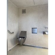 Cabine PMR avec mur urinoir, équipée de local technique, de finitions extérieures en bois, en trespa et en béton - référence 2073_6