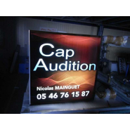 Enseigne drapeau sur mesure en plexi ou aluminium, avec système d'éclairage intégré - OUEST ENSEIGNES_6