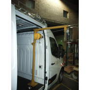 Bras pivotant pour faciliter l’entrée de charges dans un véhicule utilitaire