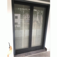 Moustiquaire plissée pratique pour fenêtres avec espace limité