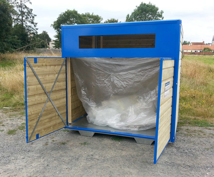 Colonne pour déchets carton équipée d'un raidisseur de toit