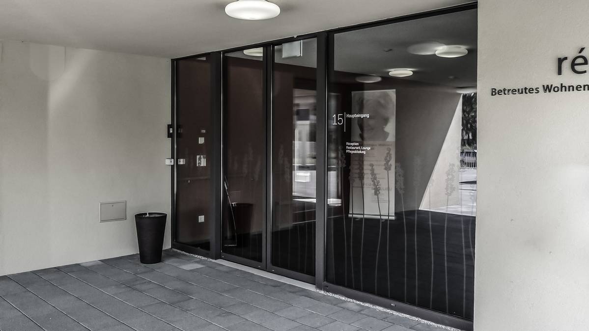 Porte coulissante avec patin de guidage à point fixe