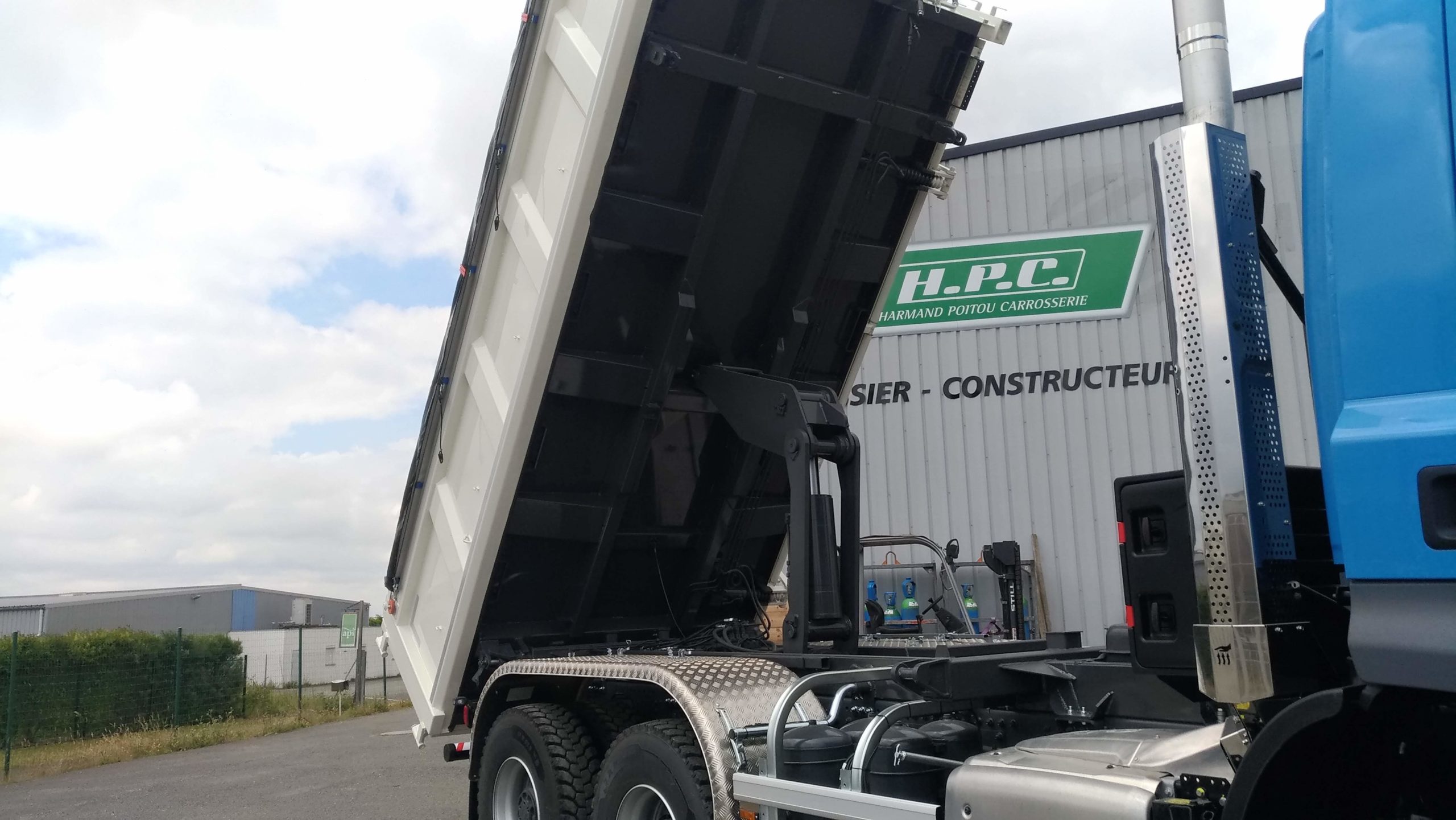 Bi-benne avec option porte arrière hydraulique universelle