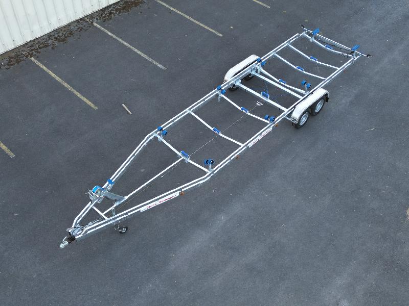 Remorque optimisée pour positionnement ajustable des composants