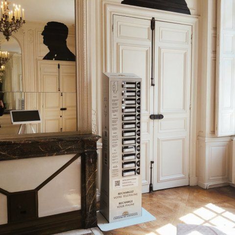 Station de charge pour téléphones et accessoires avec 12 casiers verrouillables