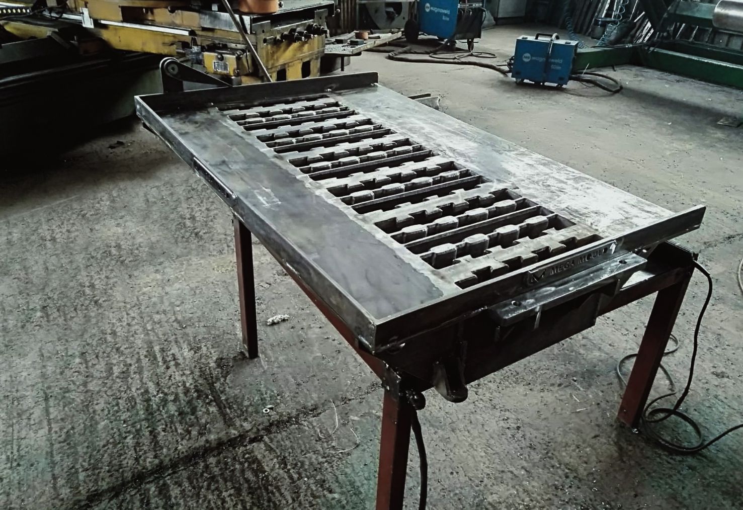 Moule à parpaing en acier fabriquée par nos machines à parpaings BESS_7