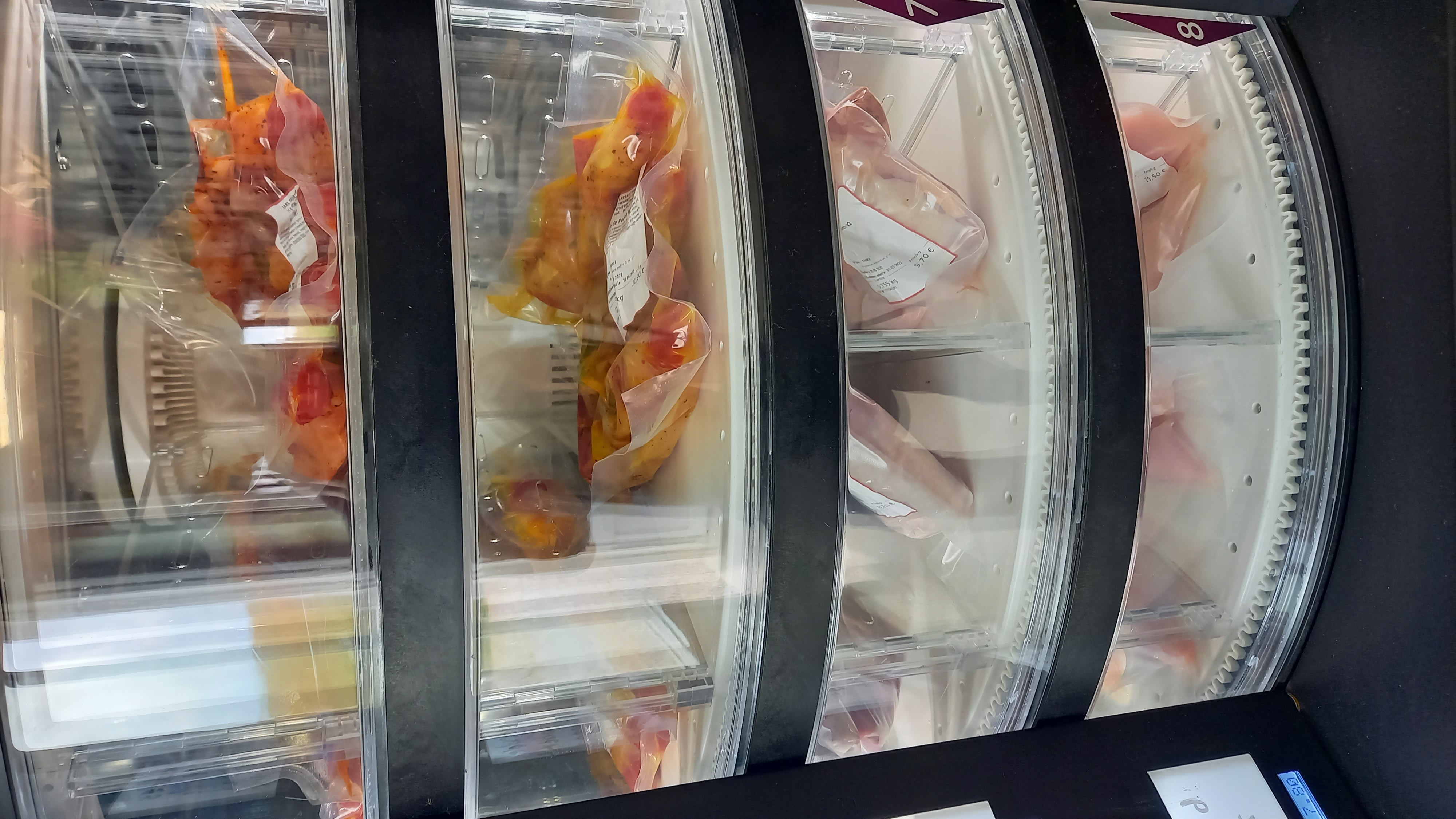 Distributeur  à plateaux tournants réfrigérés pour la vente de maximum de petits conditionnements sur un minimum d'espace - FAS  Easy 6000_7