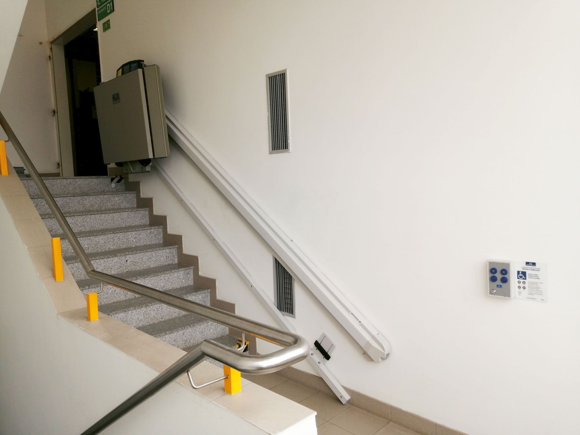 Plateforme élévatrice monte-escaliers droits pour accès PMR - Garaventa Lift X3_7