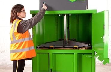 Presse à balles moyenne V8 pour plastique - Compactage efficace des films, contenants et plastiques souples._7