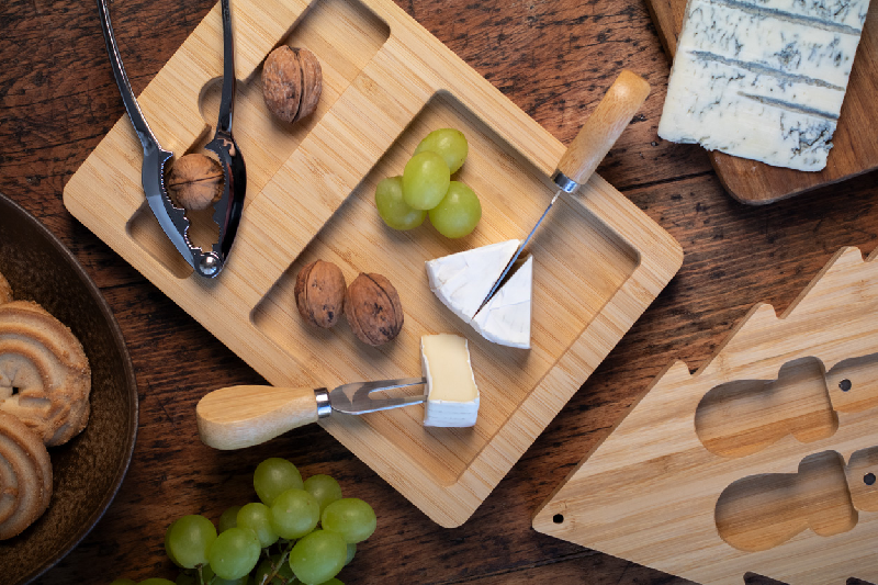 Set Noël de couteaux à fromage - Planche en forme de sapin en bambou avec 2 couteaux en inox_7