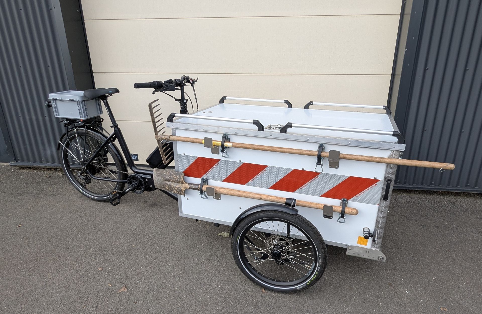 Triporteur ergonomique, robuste et innovant pour l'entretien des voiries, parcs et jardins_7