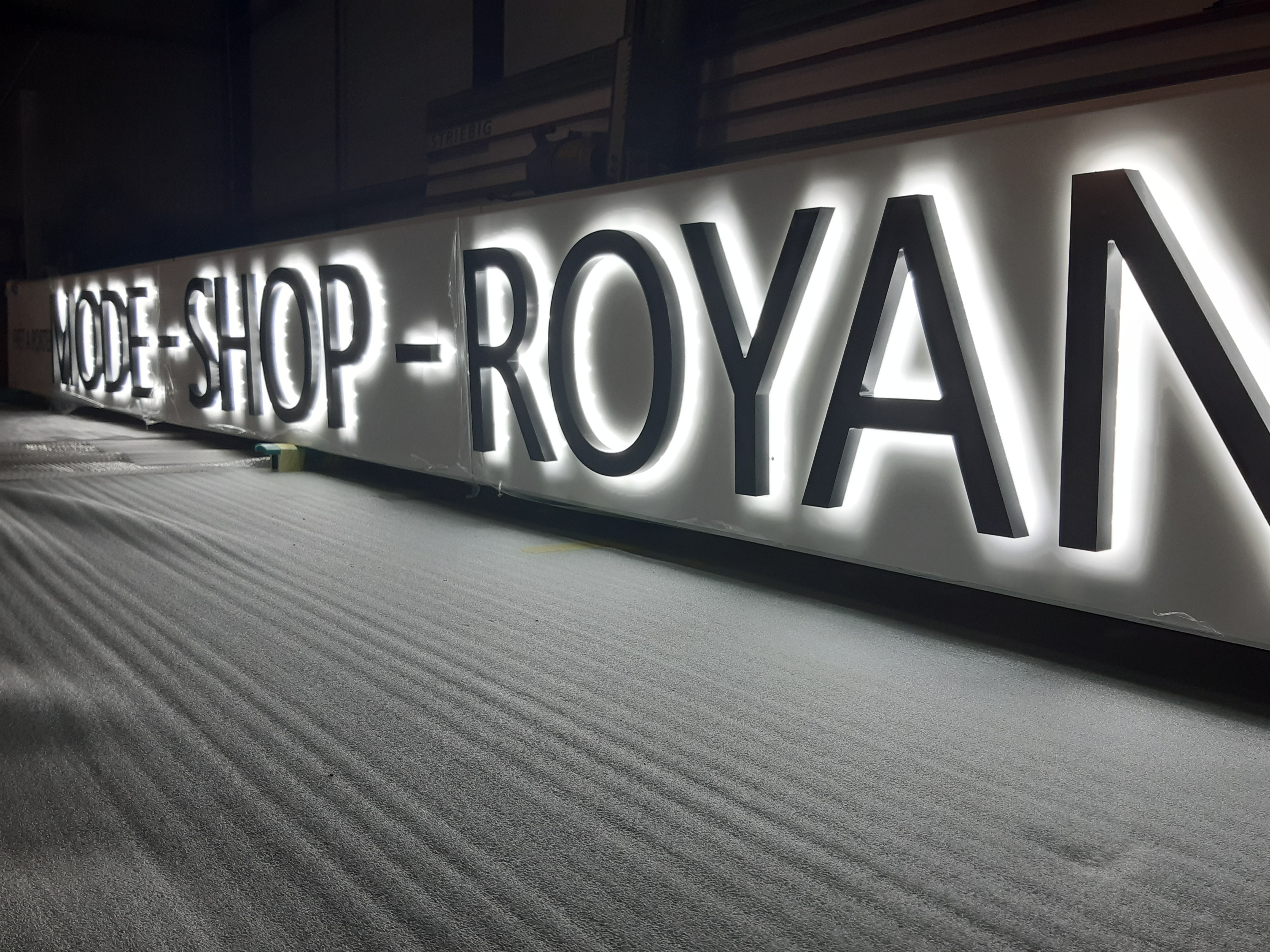 Enseigne lumineuse personnalisée pour une visibilité de jour comme de nuit - OUEST ENSEIGNES_7