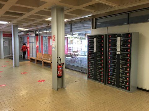 Station de charge équipée de 20 casiers individuels avec câbles intégrés