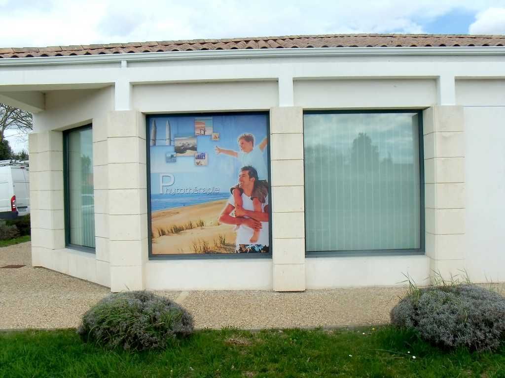 Vitrophanie sur mesure, idéal pour transformer une vitrine en une grande surface d'affichage imprimée - OUEST ENSEIGNES_8