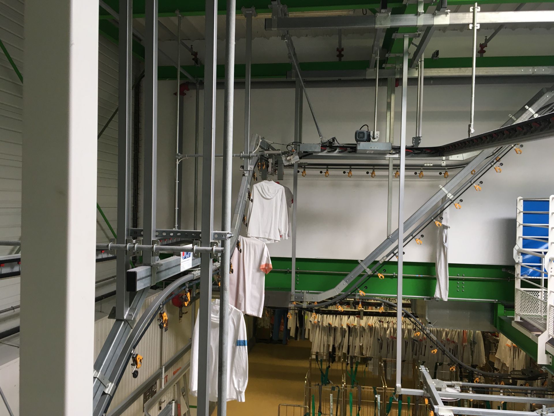 Convoyeur aérien destiné au  stockage, tri et transport de pièces variées : vêtements, circuits électriques, housses - POLARIS_7