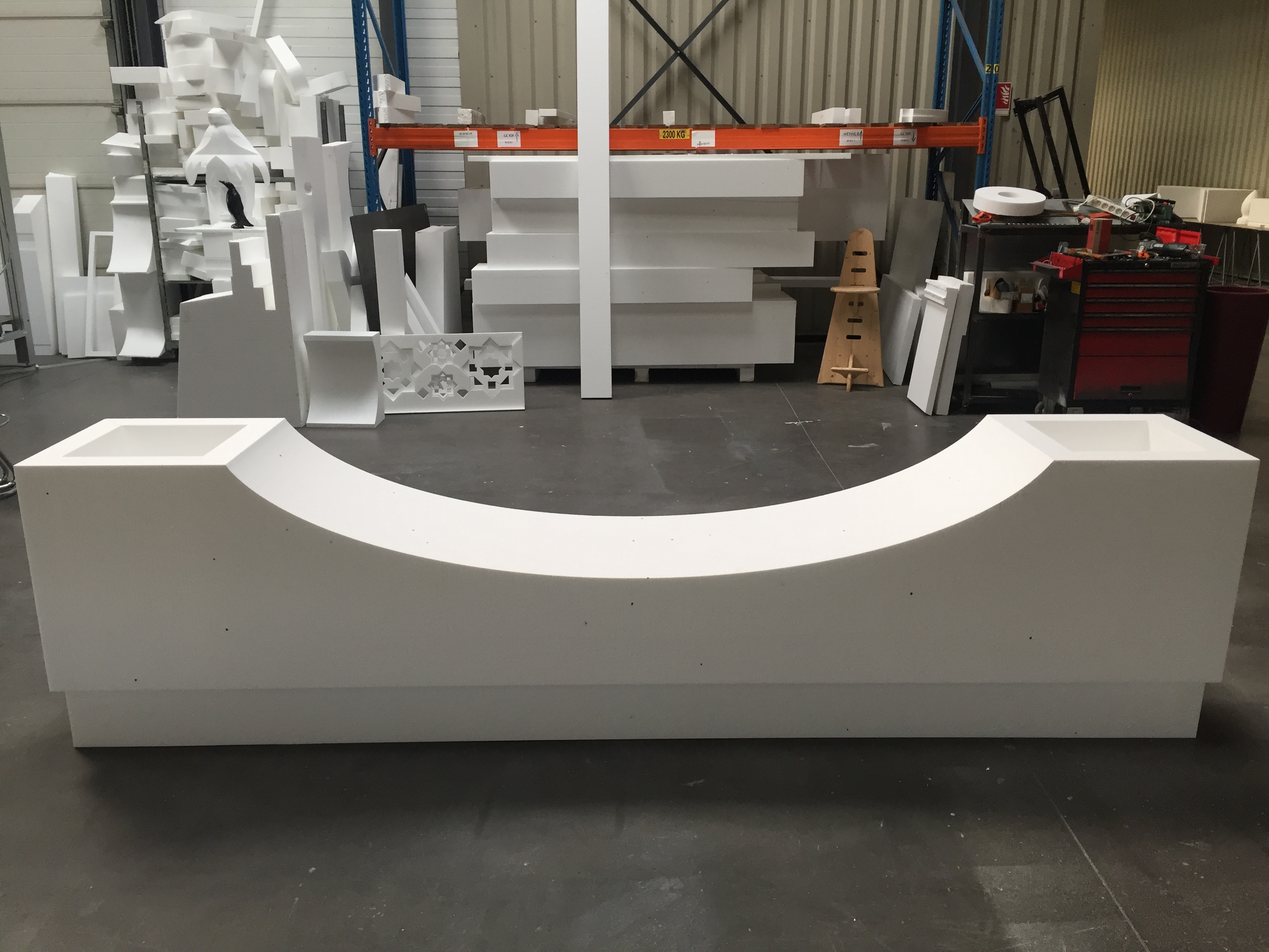 Assise urbaine sur mesure en résine Ultra® - Mobilier intérieur et extérieur résistant_7