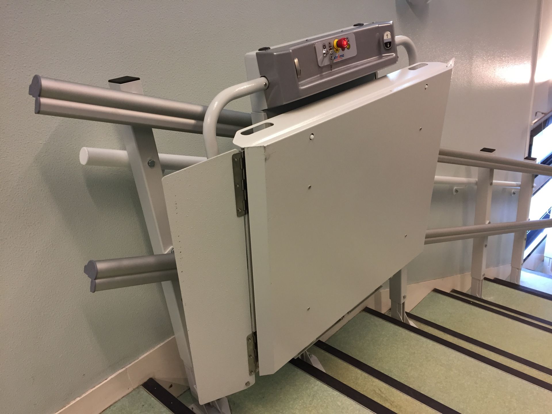 Monte-escalier fonctionnant en cas de coupure électrique