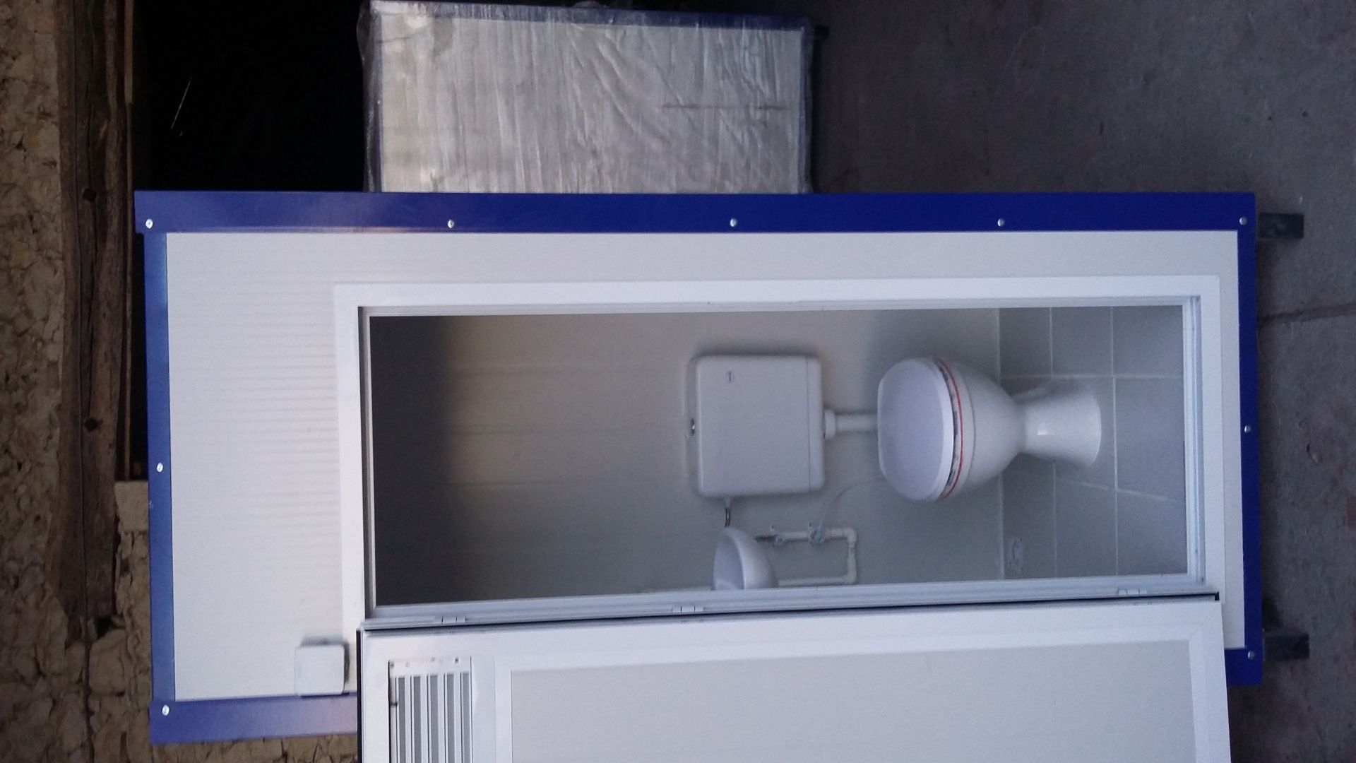 Cabine sanitaire raccordable isolée Liberty Box - panneaux sandwich en acier galvanisé - pour chantier et événementiel_8