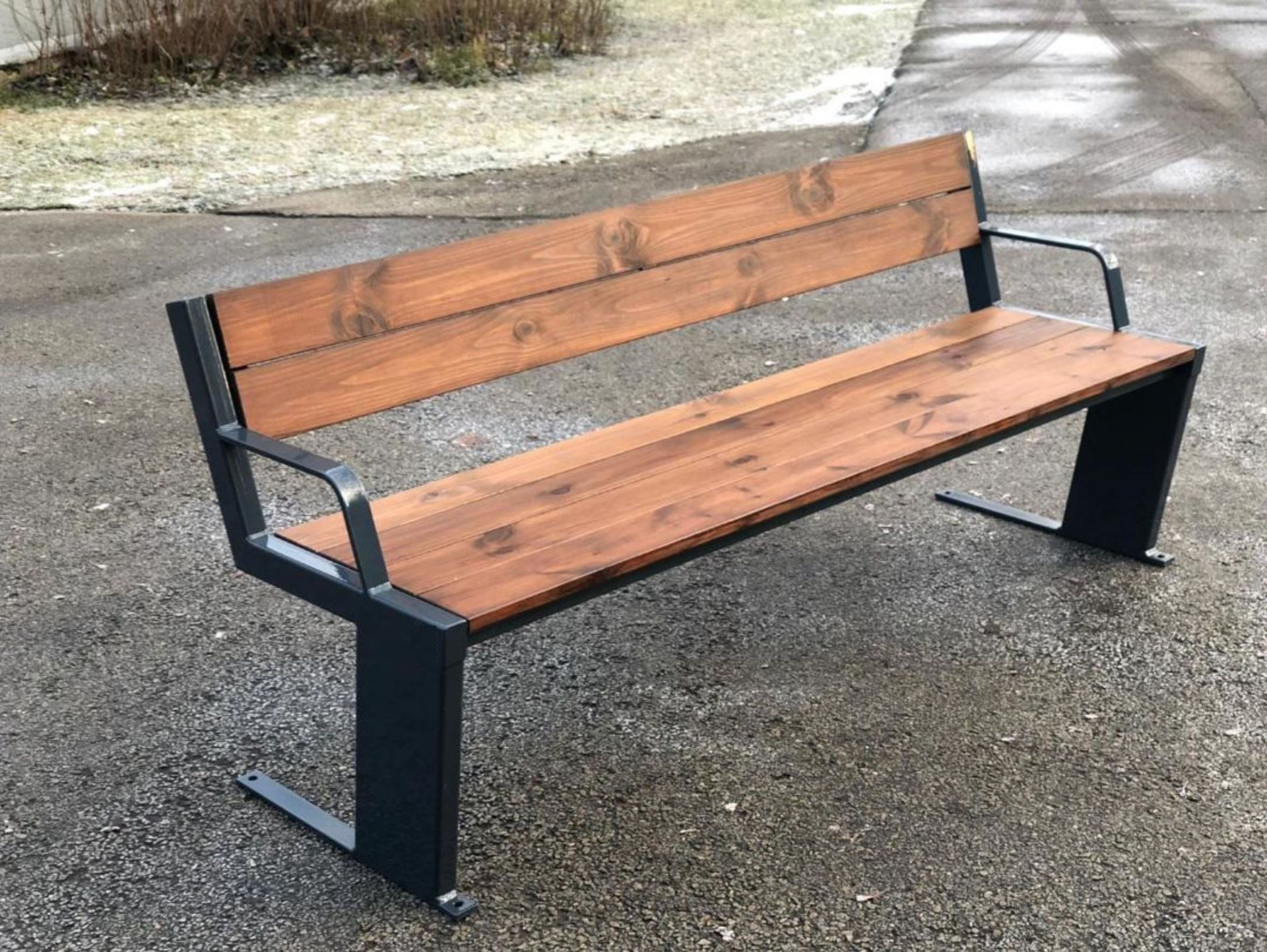 Banc moderne et personnalisable en bois mélèze