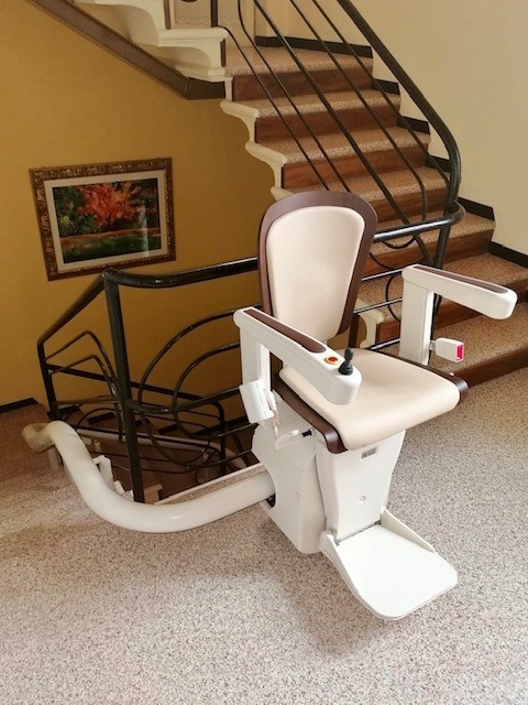 Fauteuil monte-escalier Vimec Capri - repose-pieds antidérapants, pour escaliers tournants - design sûr et esthétique_7