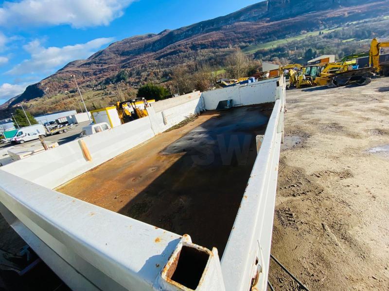 Camion benne IVECO 75E14 avec vitre arrière cabine