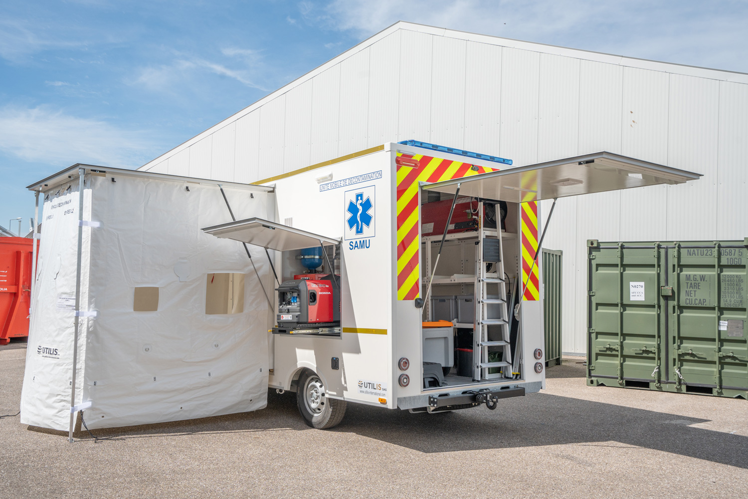 Véhicule de décontamination avec compartiment logistique et compartiment douche - Sur mesure - DECONROAD_7