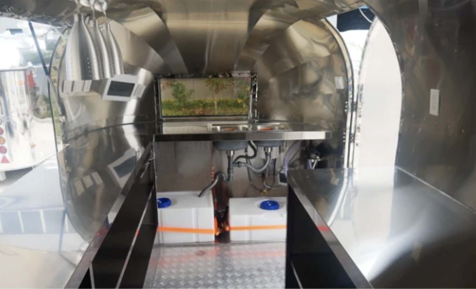 Remorque snack inox rétro 4m50 - Look Airstream, finition brillante, pieds réglables et équipement sur mesure_7