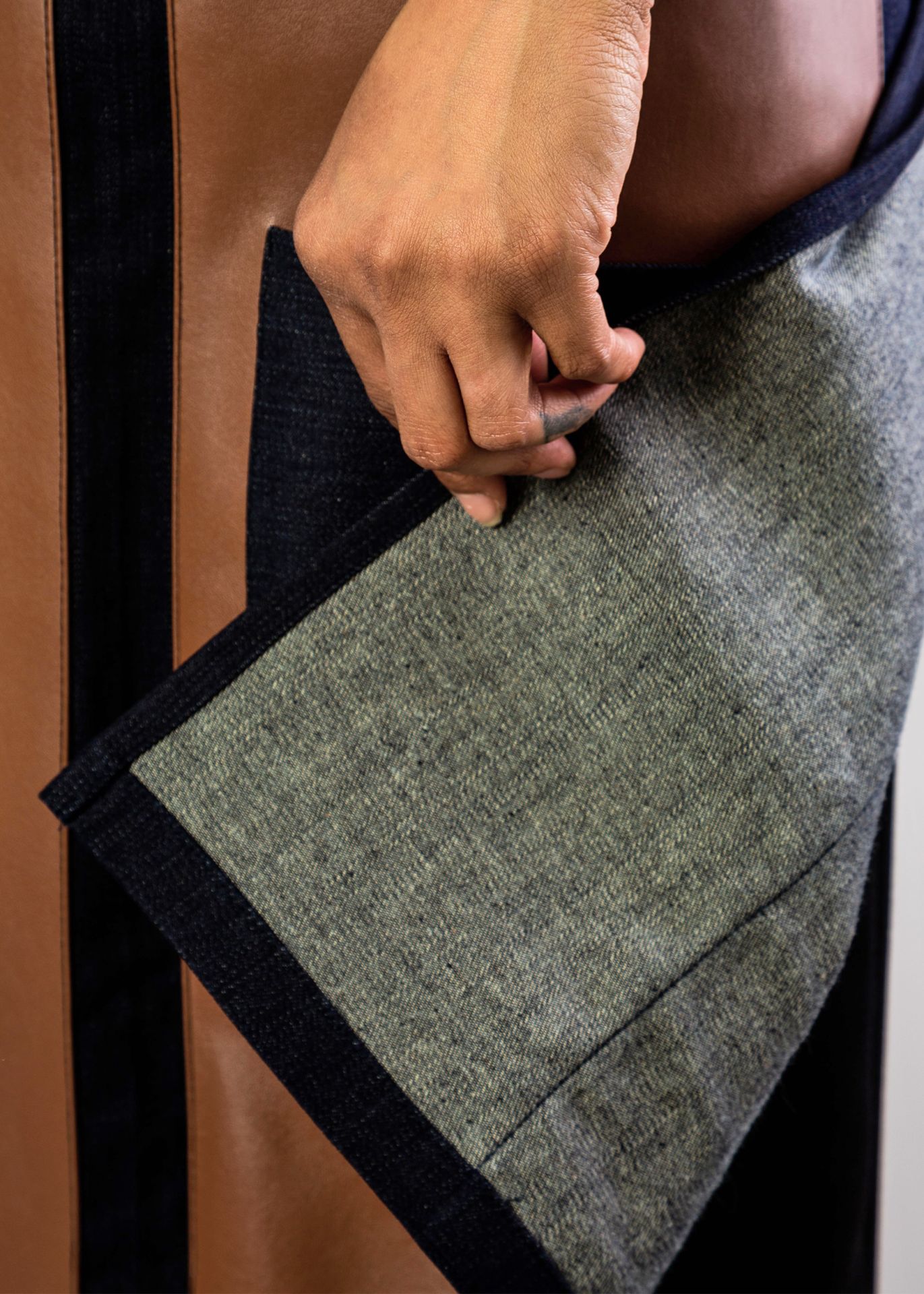 Tablier à bavette - modèle cannes en denim avec empiècement cuir ou simili-cuir - personnalisable et fabriqué en France_7