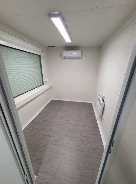 Module préfabriqué pour bureau avec porte extérieure de 875x200 mm