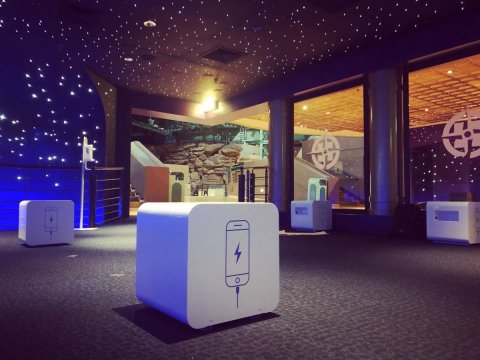 Banc connecté The Cube - assise et table basse avec chargeur à induction et ports USB_7