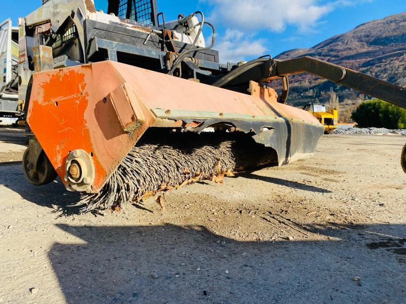 BOBCAT s100 mini chargeuse sur pneu (avec accessoires)_7
