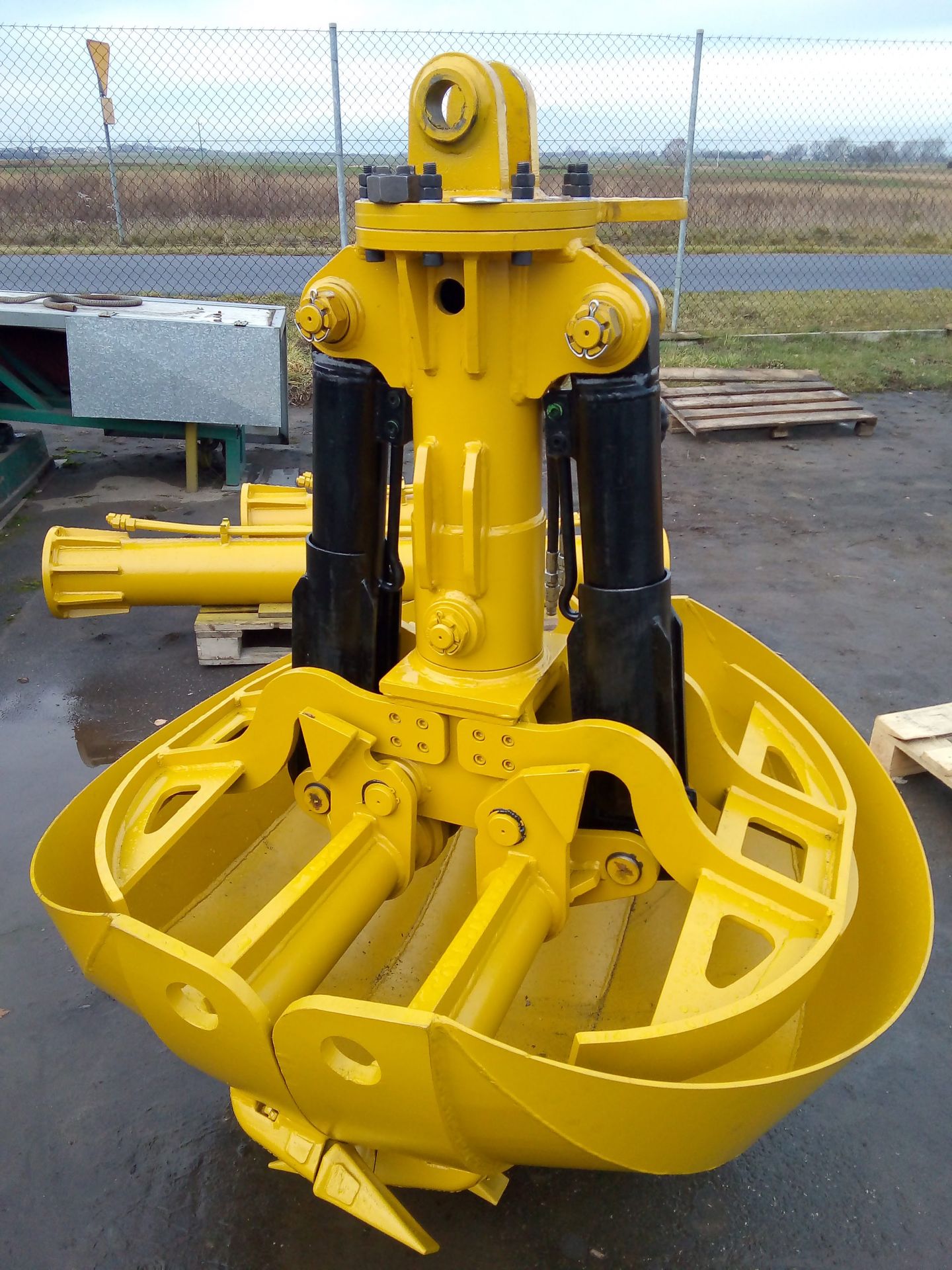 Benne preneuse pour engins de 2 à 30 tonnes