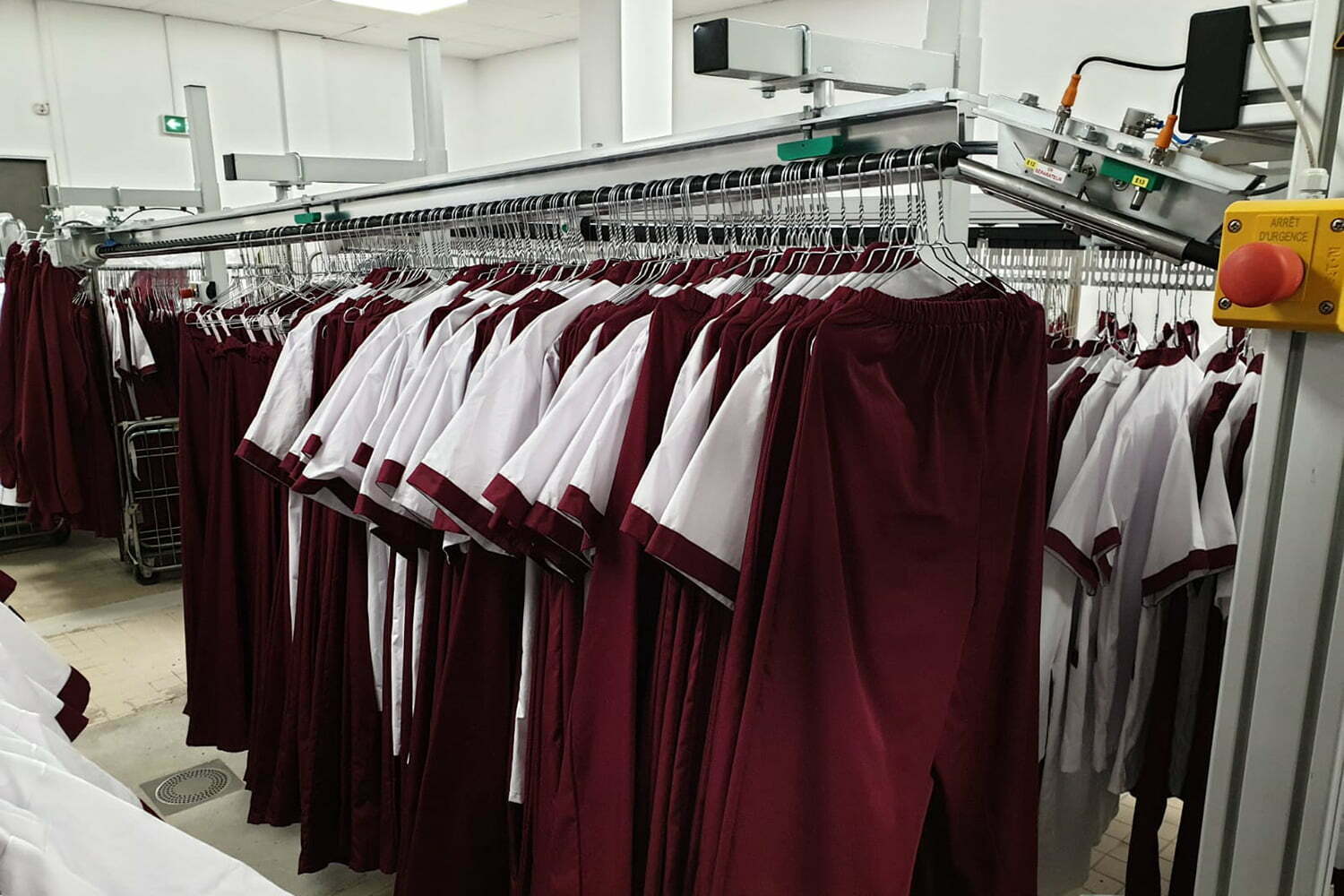 Distributeur automatique de vêtements professionnels sur cintres - mode personnalisé ou banalisé - 24h/24 et 7j/7 - LINER_7