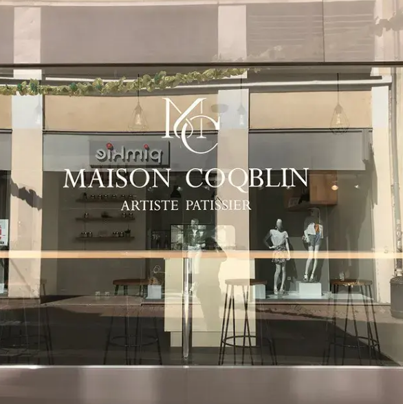 Lettrage adhésif sur vitrine, personnalisable et utilisable sur divers supports -Art & Com_7