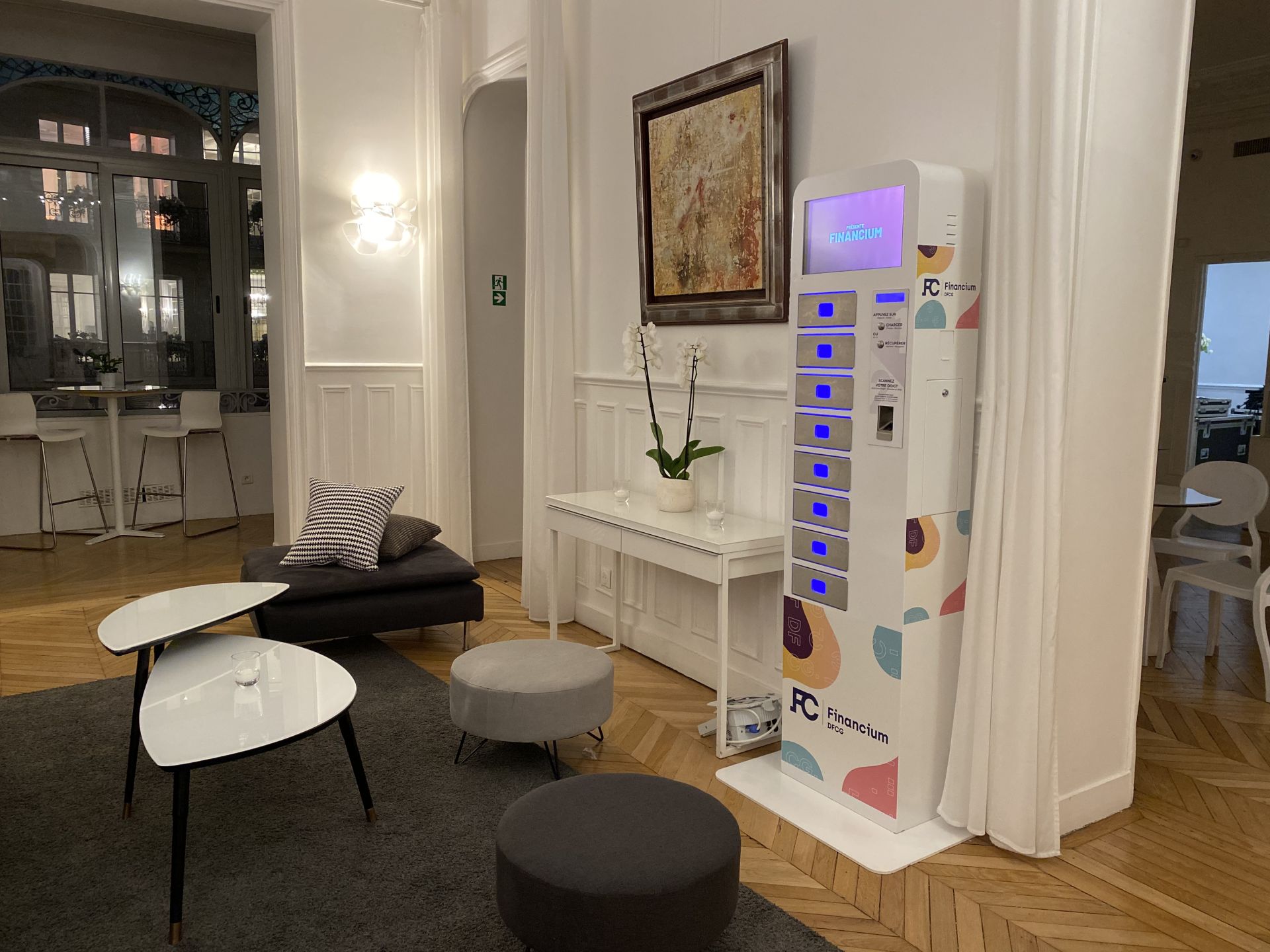Borne de recharge sécurisée Touch 8 - 8 casiers pour smartphones, tablettes et petits appareils électroniques - Écran 15 pouces_7
