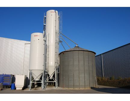 Silo sur pieds pour stockage de ciments, granulés ou chaux