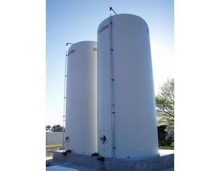 Cuve verticale pour stockage de liquides alimentaires ou industriels