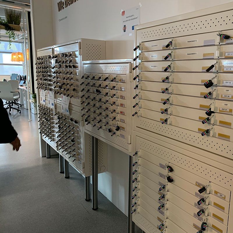 Armoire avec casiers fermés à clé, code ou RFID pour recharge de smartphones
