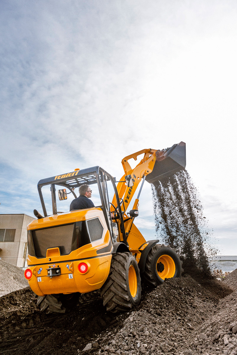 Mini-chargeuse avec insonorisation et ceinture de sécurité
