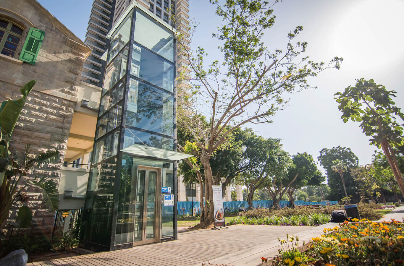 Élévateur vertical pour charges lourdes et personnes